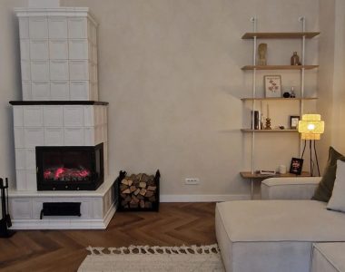Sobă de teracotă cu semineu într-un living amenajat modern